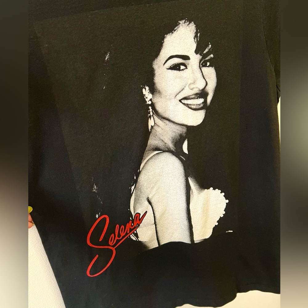 Selena 🌹 Black & White Portrait Tee - Picture 4 of 7